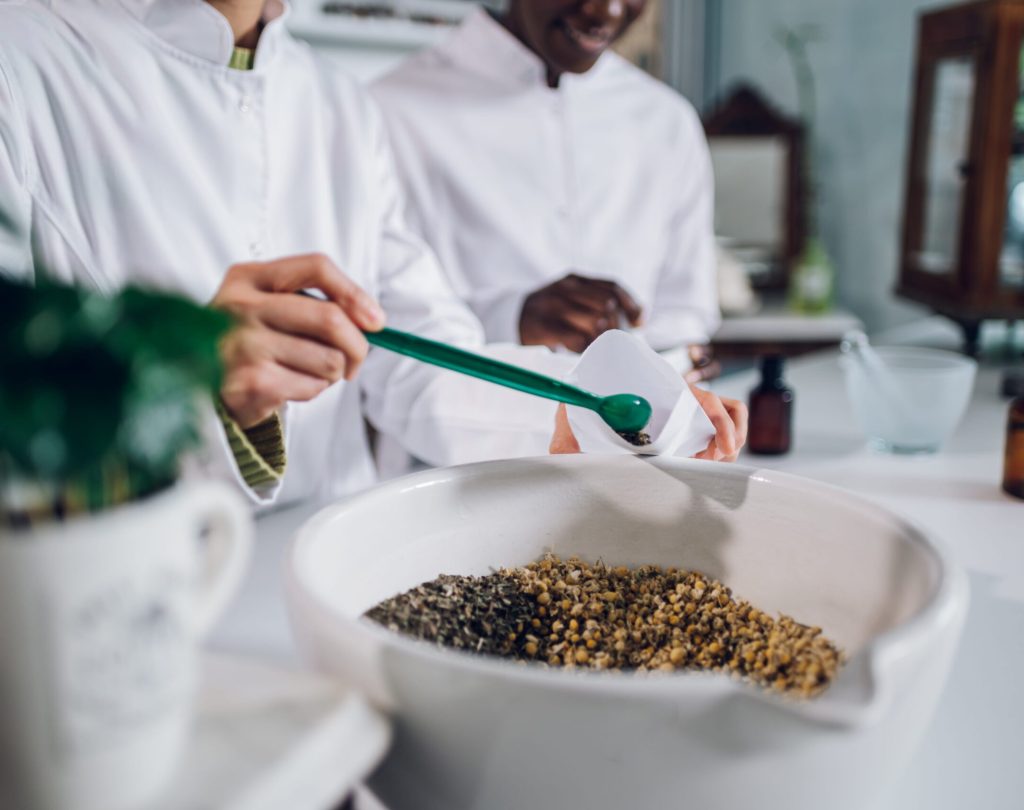 pharmacist-s-hands-putting-a-tea-in-a-bag-alterna-2026-01-09-09-22-54-utc (1)