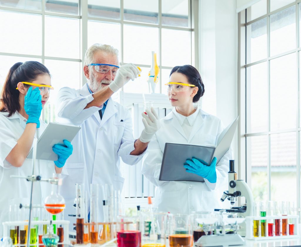 science-teacher-and-students-team-working-with-che-2026-01-11-10-39-29-utc (1)